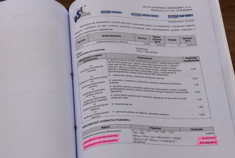 Tri posudky na jeden pozemok. OĽaNO kritizuje železnice pre predražený pozemok