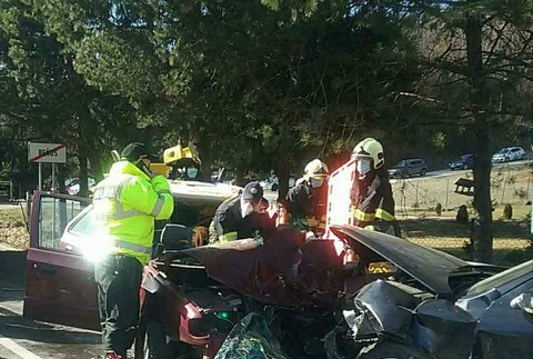 Vážna nehoda pri Brezne. Štátnu cestu museli uzatvoriť