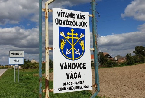 Mladík mal brutálne napadnúť svojho mladšieho brata. Sekerou sa mu zahnal na hlavu