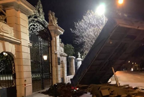 Hnoj pred úradom vlády