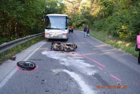 Nehoda motorky s dodávkou za Radošinou 