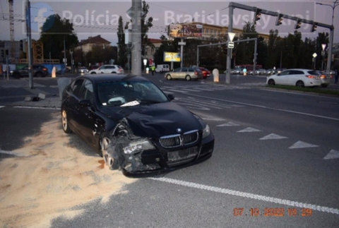 Vodič pod vplyvom alkoholu vrazil do chodkyne