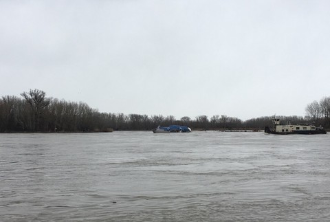 Blízko nákupné centra sa odtrhol pontón. Na Dunaji zasahuje viac ako desiatka hasičov