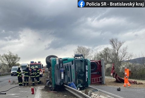 Diaľnicu D2 zablokovala nehoda