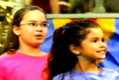 Úspešné speváčky a herečky sa ešte ako dievčatká zoznámili v Disney klube. Veľmi dlho boli najlepšími priateľkami 