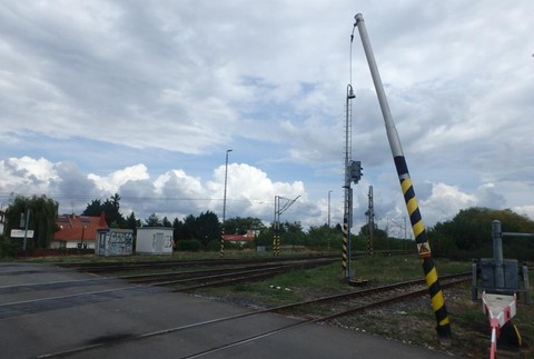 Pokazené trakčné vedenie pri Šali 