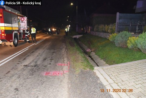 Opitý vodič zišiel mimo cestu. V jazde pokračoval aj v priekope, až kým ho nezastavil betónový mostík