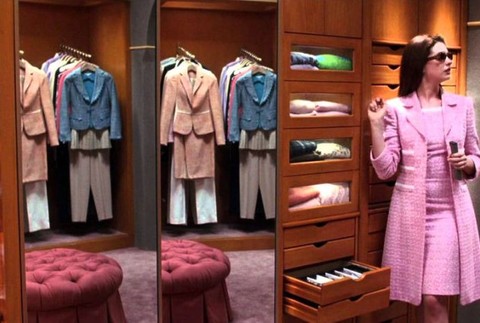 Ako princezná si mohla dovoliť tie najluxusnejšie šaty a šperky popretkávané diamantmi. Mia Thermopolis (Anne Hathaway) síce musela dodržiavať prísny dress code, ale ktorá žena by na chvíľu nechcela byť elegantnou princeznou?