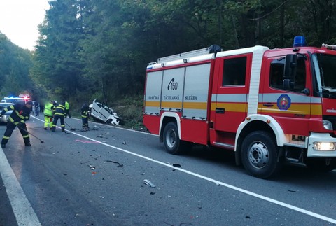 Vážna dopravná nehoda sa skončila tragicky. V autobuse boli desiatky cestujúcich
