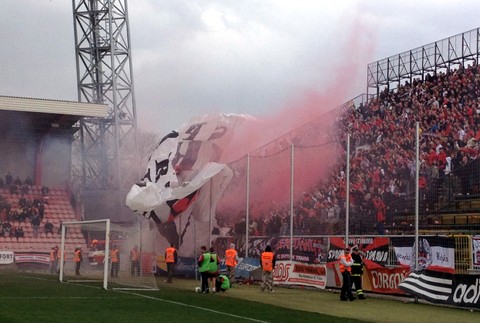Futbalový zápas Spartak Trnava - Slovan Bratislava dym zábavná pyrotechnika