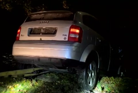 Opitý vodič zaparkoval auto v potoku. 