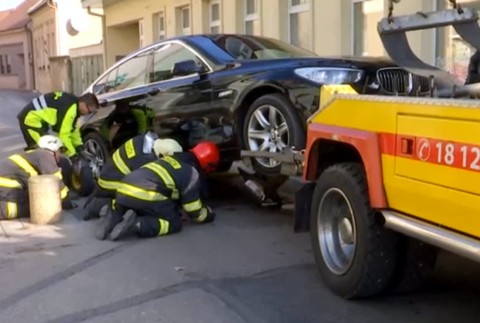 Jazda v protismere na pešej zóne vyjde vodiča draho. Zostal visieť na stĺpiku