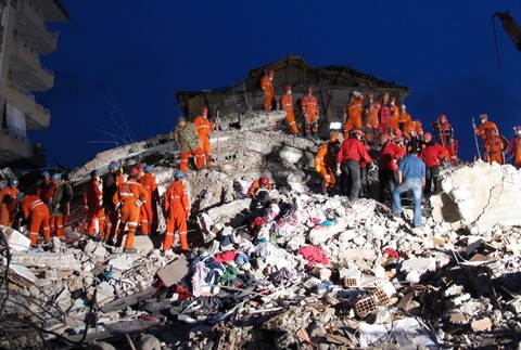 Turecko_zemetrasenie_záchrana ľudí_sutiny