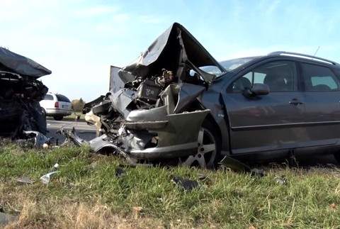 [multi] V zlomku sekundy vošlo vodičke do cesty auto z protismeru! Jej matka bojuje v nemocnici o život a otec zomrel 1338