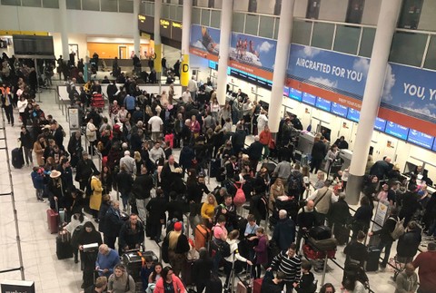 Lety z londýnskeho Gatwicku zrušili. Nad letiskom preletujú neznáme drony