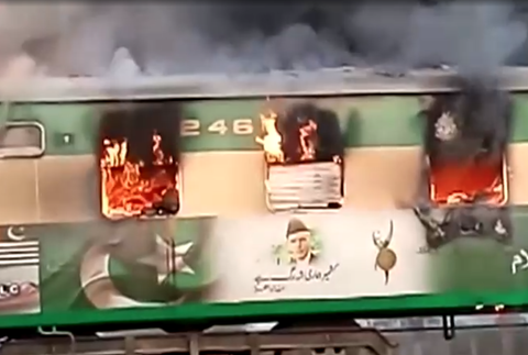 Idúci vlak zachvátil požiar, pripravil o život desiatky ľudí