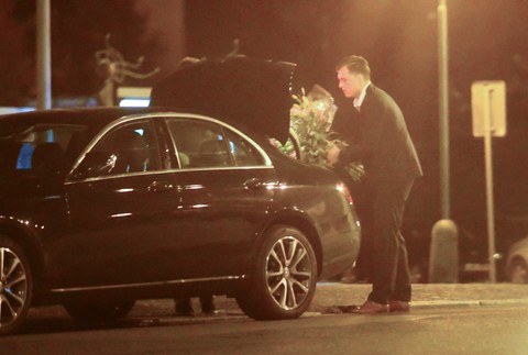 Koptík vkladá kvety do kufra