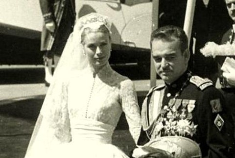 Herečka a neskôr kňažná Monaka Grace Kelly bola známa svojou krásou i dokonalým módnym vkusom. Monacké knieža Rainiera III. si vzala v roku 1956 v róbe z hodvábu, čipky a perál, ktorú pod taktovkou hollywoodskej kostymérky Helen Rose, šilo tridsať krajčír