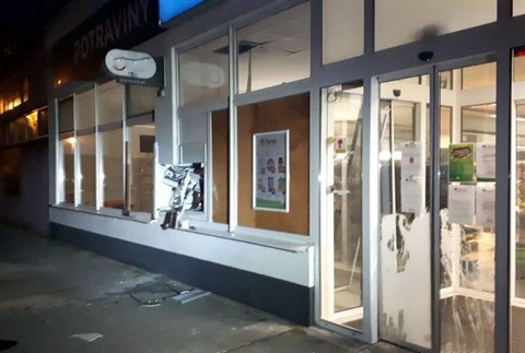 Zlodeji v hlavnom meste vykradli bankomat. Po výbuchu všade lietali peniaze 