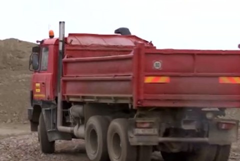 Poslanci chcú preveriť vážne podozrenia o odpade, ktorý doviezli pod výstavbu obchvatu. Odpad vraj môže byť kontaminovaný