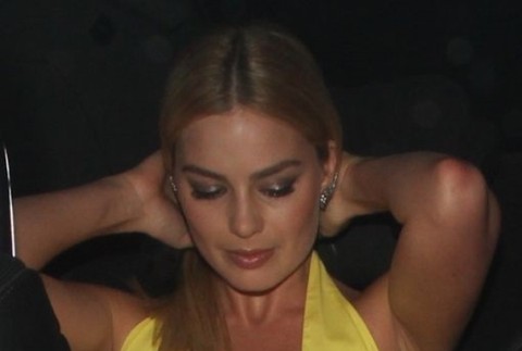 Austrálska herečka Margot Robbie, ktorú preslávil film Vlk z Wall Street, si tiež neustrážila dekolt