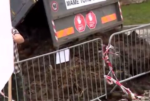 Farmári vysypali pred budovu NR SR hnoj. Reagujú tak na stavbu Dankovho stožiara