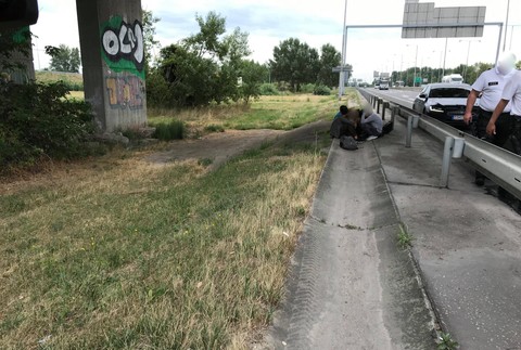 Naháňačka pri bratislavskom obchvate. Policajti zadržali skupiny mladých migrantov