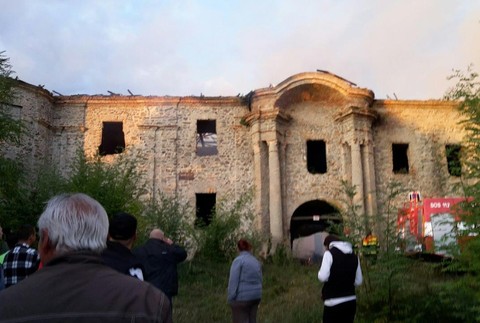 Z kaštieľa v Ožďanoch šľahali obrovské plamene