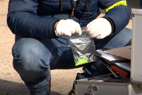 NAKA niekoľko hodín zasahuje v Lučenci. Kukláči doposiaľ zadržali 8 osôb