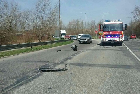 Čelná zrážka osobného automobilu s motocyklom. Na mieste zasahuje vrtuľník