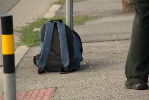 Dve deti ostávajú po nehode v nemocnici. Po mužovi, ktorého auto tiež zrazilo, pátra polícia