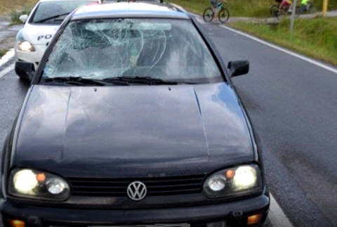 Muža zachytilo na priechode pre chodcov auto