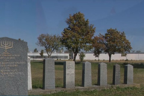 Obyvatelia mali hodové slávnosti priamo medzi pomníkmi. Židovská obec začala konať