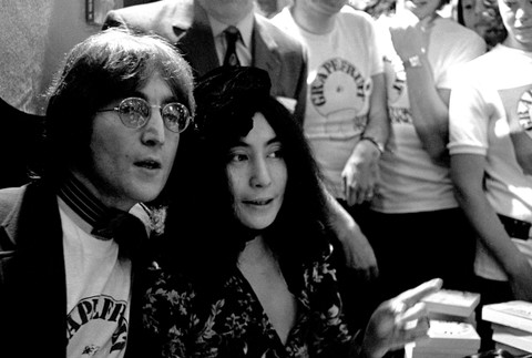 John Lennon Yoko Ono čiernobiela foto