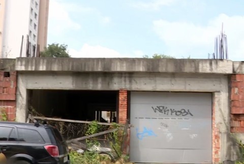 Bordel, špina a neskutočný zápach. Nedostavané garáže sa stali útočiskom pre drogovo závislých a bezdomovcov