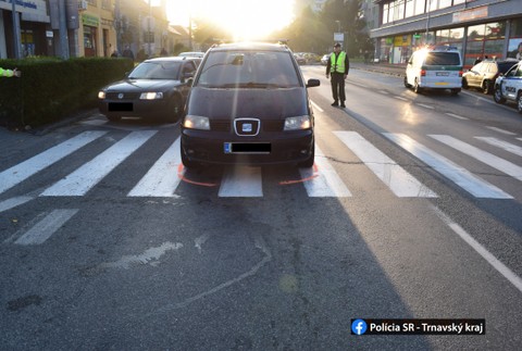  Rodičia, naučte deti bezpečnosti! Auto zachytilo 10-ročné dievča na kolobežke