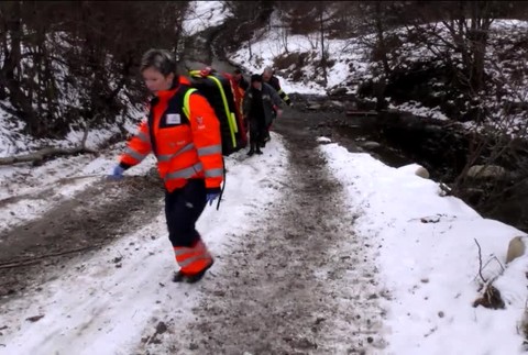 S ťažkými zraneniami uviazol muž v lese. Na mieste zasahoval vrtuľník