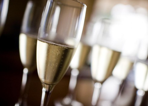 Aj keď sa verí, že Dom Pérignon vytvoril šampanské v roku 1697, tento alkoholický nápoj bol v skutočnosti vytvorený dlho predtým, než ho slávny mních preslávil. Kým šampanské bolo prvýkrát vyrobené vo francúzskom regióne Champagne, verí sa, že britský lek