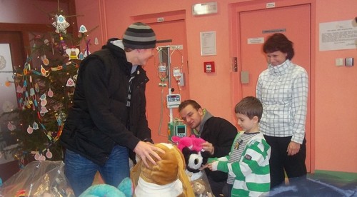 Hokejisti navštívili deti v nemocnici