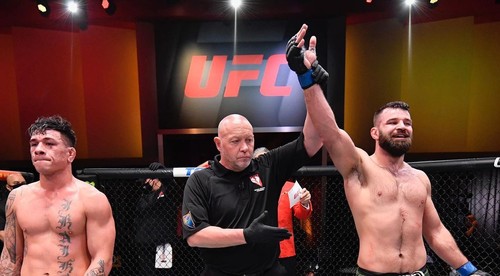 UFC zápasník po vyhratom zápase pozval na rande známu speváčku