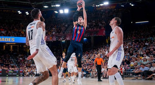 Efes sezónu zachránil, prestížne derby pre Barcelonu