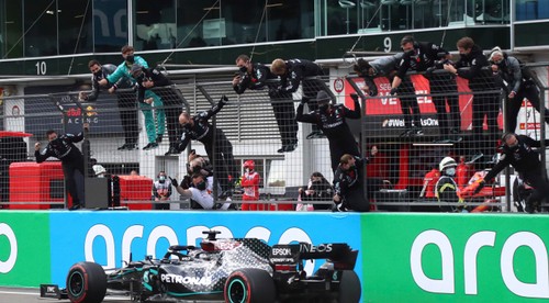 VC Eifelu: Fenomenálny Hamilton vyrovnal Schumachera