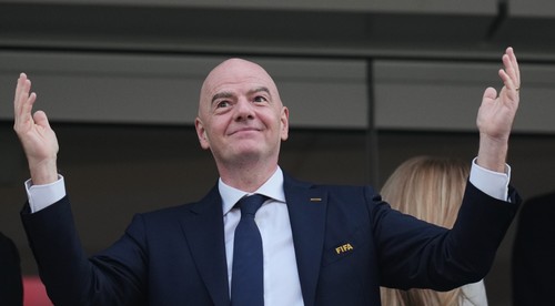 Monitor rasizmu vyzval FIFA, aby odvolala rozhodcu za gesto rukou