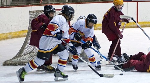 Štvrtáci si to rozdajú v minihokeji