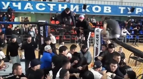 Vyhrotený záver MMA zápasu. Päťdesiat ľudí sa tĺklo v klietke