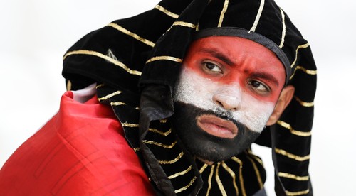 Mládežnícka reprezentácia Egypta so štýlovým príchodom na štadión