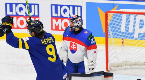 Slováci na Švédov nestačili, prehrali 1:6. Vo štvrtok ich v štvrťfinále čaká Kanada
