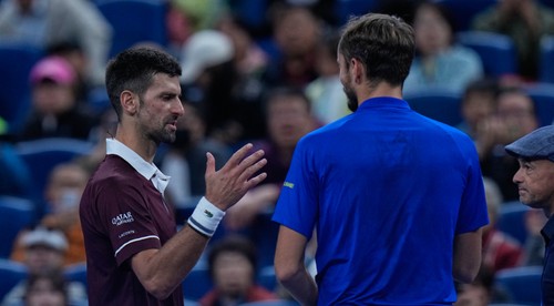 Šokujúci koniec semifinále! Medvedev bol diskvalifikovaný, Djokovič oslavuje postup