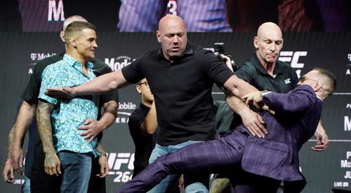 Starý McGregor je späť. Na tlačovke urážal súpera a hádzal predmety z pódia