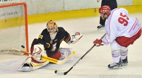 Gól brankára Kováča v Třinci pri výhre Dukly 4:3!